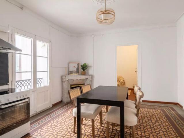 Room in a shared 5 bedroom apartment for rent in El Gòtic
