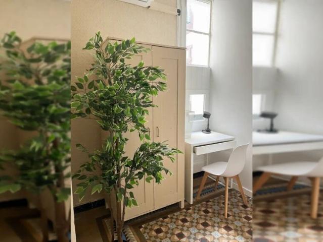 Room in a shared 5 bedroom apartment for rent in El Gòtic