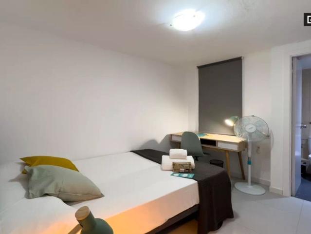 Room in a shared 5 bedroom apartment for rent in El Gòtic, tenant restrictions apply