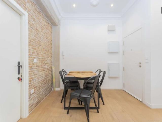 Room in a shared 5 bedroom apartment for rent in El Grau, bills included, perfect for workers and postgraduate students