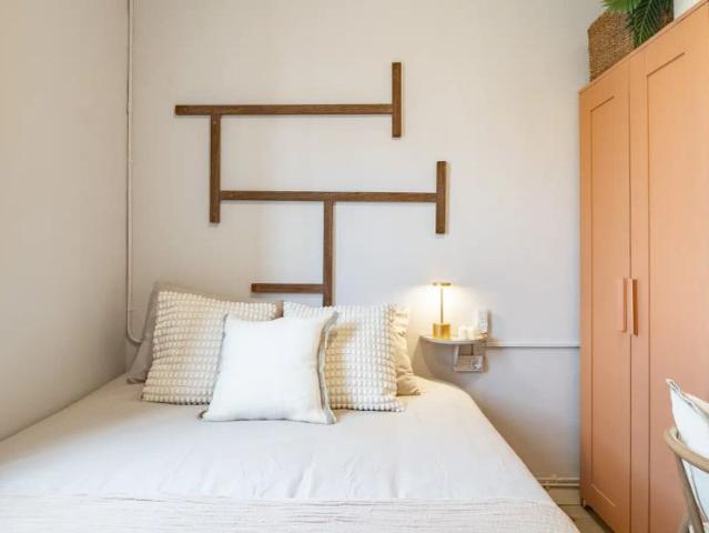 Room in a shared 5 bedroom apartment for rent in El Fort Pienc for professionals