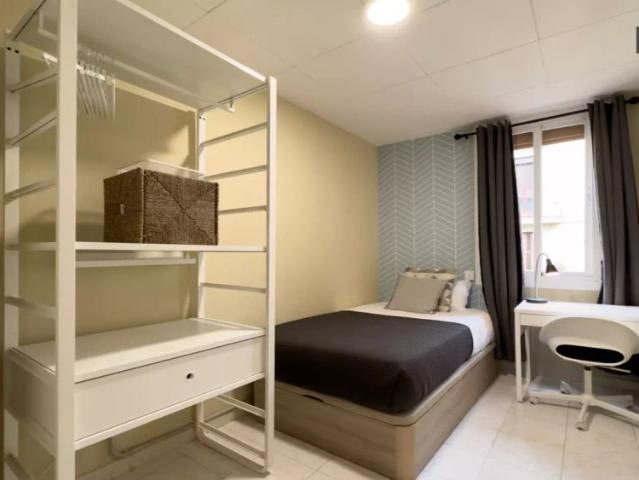 Room in a shared 5 bedroom apartment for rent in El Poble Sec
