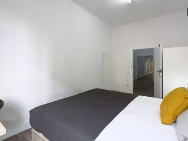 Room in a shared 5 bedroom apartment for rent in El Raval