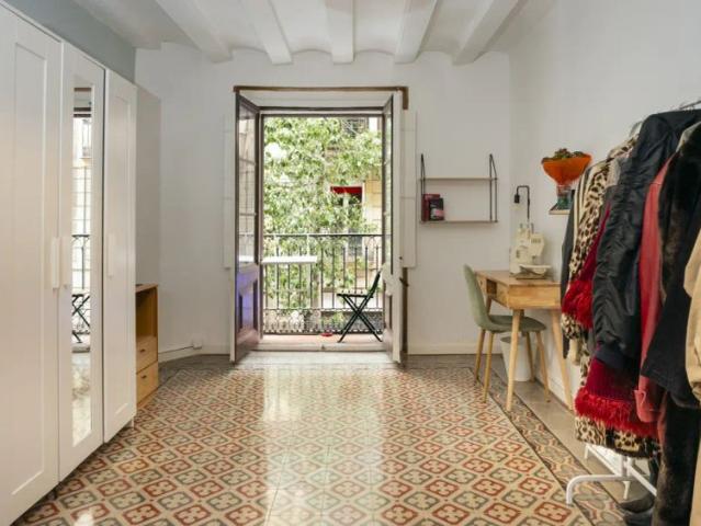 Room in a shared 5 bedroom apartment for rent in El Raval