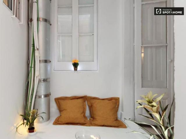 Room in a shared 5 bedroom apartment for rent in El Raval, all bills included