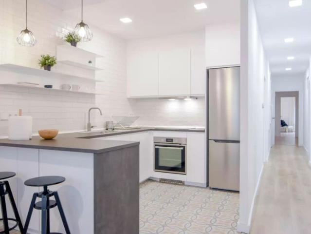 Room in a shared 5 bedroom apartment for rent in El Raval, bills included
