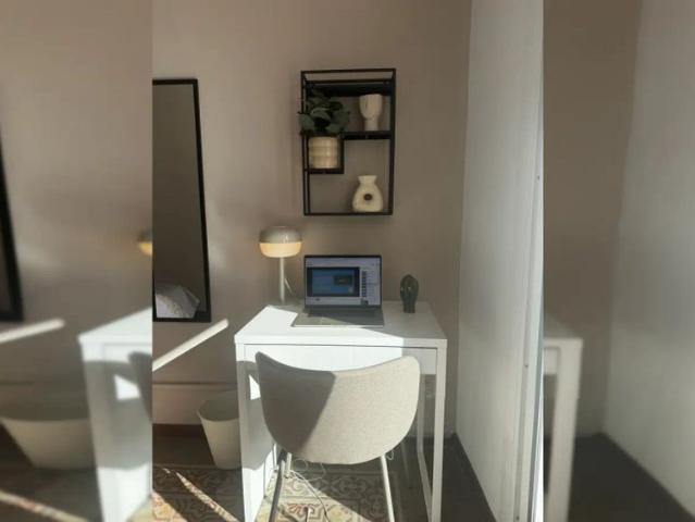 Room in a shared 5 bedroom apartment for rent in El Raval, suitable for professionals and students