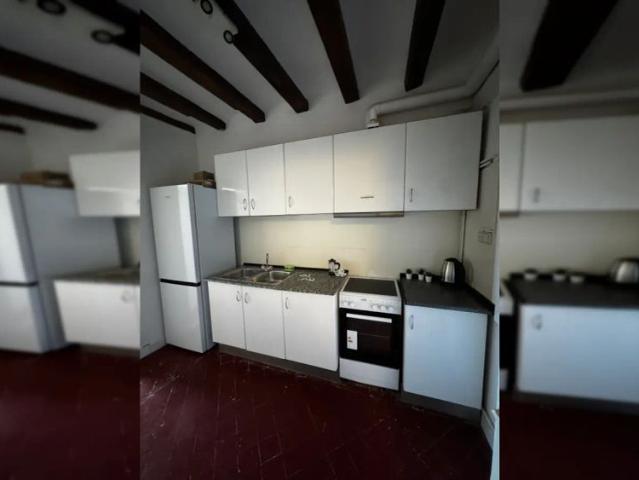 Room in a shared 5 bedroom apartment for rent in El Raval, suitable for professionals and students