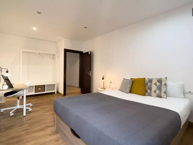 Room in a shared 5 bedroom apartment for rent in El Raval, perfect for professionals