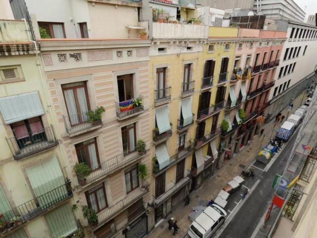 Room in a shared 5 bedroom apartment for rent in El Raval perfect for professionals or students