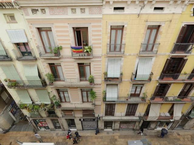 Room in a shared 5 bedroom apartment for rent in El Raval perfect for professionals or students