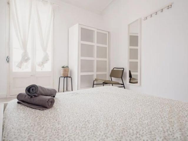 Room in a shared 5 bedroom apartment for rent in El Raval, professionals and students only