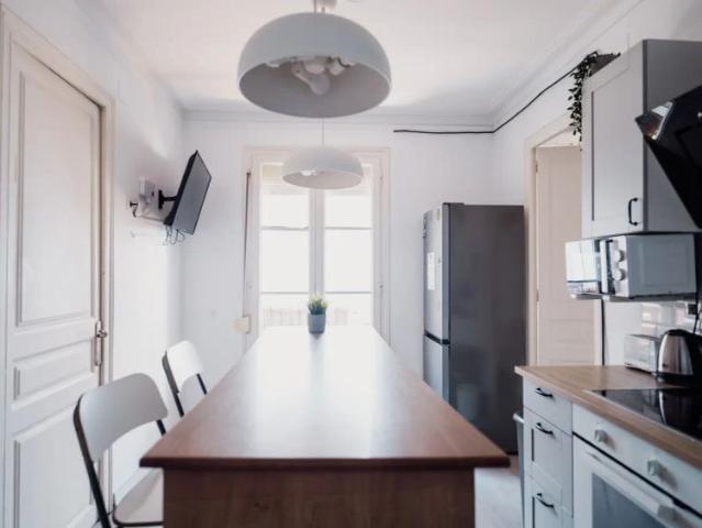 Room in a shared 5 bedroom apartment for rent in El Raval, professionals and students only