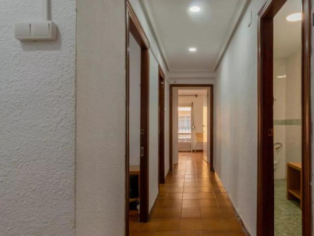 Room in a shared 5 bedroom apartment for rent in Els Orriols