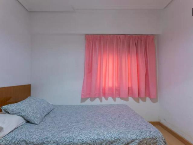 Room in a shared 5 bedroom apartment for rent in Els Orriols