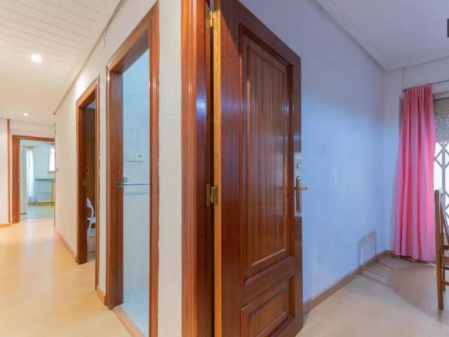 Room in a shared 5 bedroom apartment for rent in Els Orriols