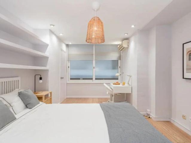 Room in a shared 5 bedroom apartment for rent in Estrella, Madrid perfect for Professionals and Students