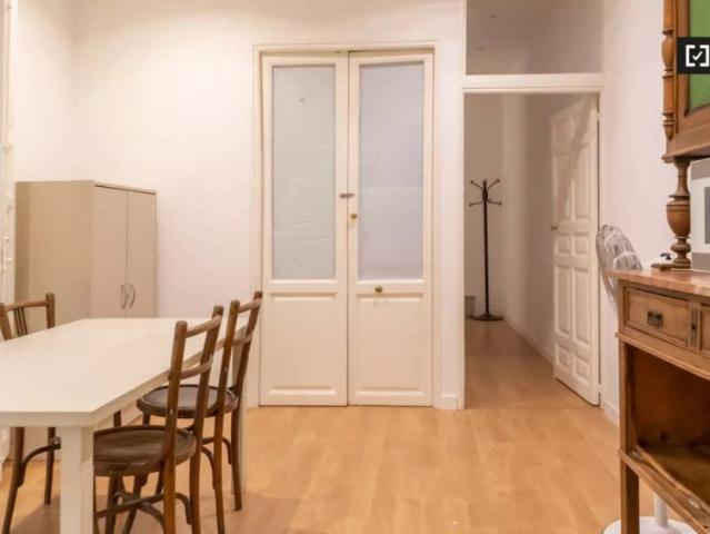 Room in a shared 5 bedroom apartment for rent in Justicia, perfect for professionals