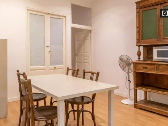 Room in a shared 5 bedroom apartment for rent in Justicia, perfect for professionals