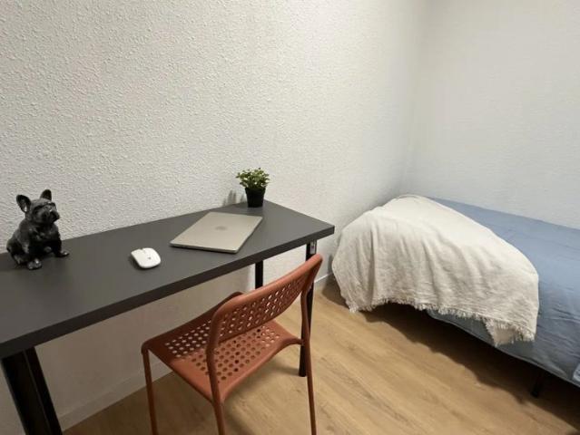 Room in a shared 5 bedroom apartment for rent in Orcasitas, bills included