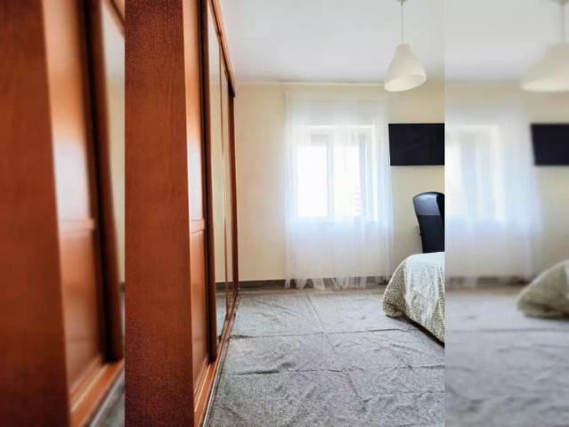 Room in a shared 5 bedroom apartment for rent in Los Ángeles, all bills included