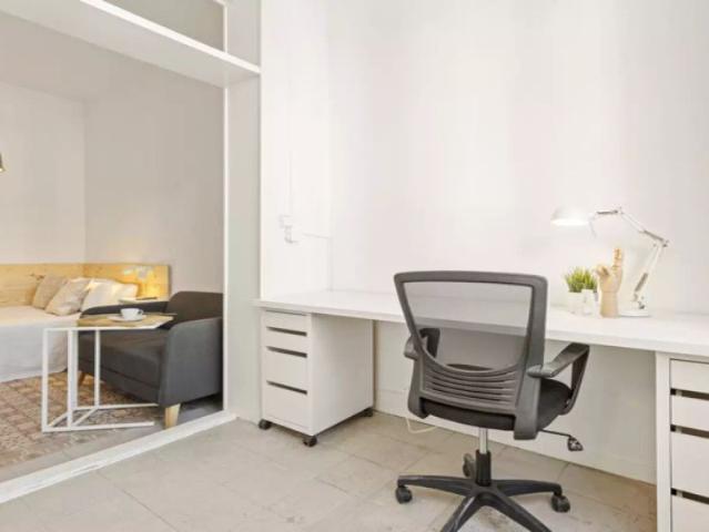 Room in a shared 5 bedroom apartment for rent in la Dreta de l'Eixample, professionals and students only