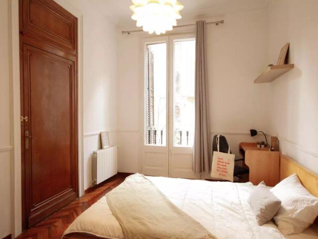 Room in a shared 5 bedroom apartment for rent in la Dreta de l'Eixample