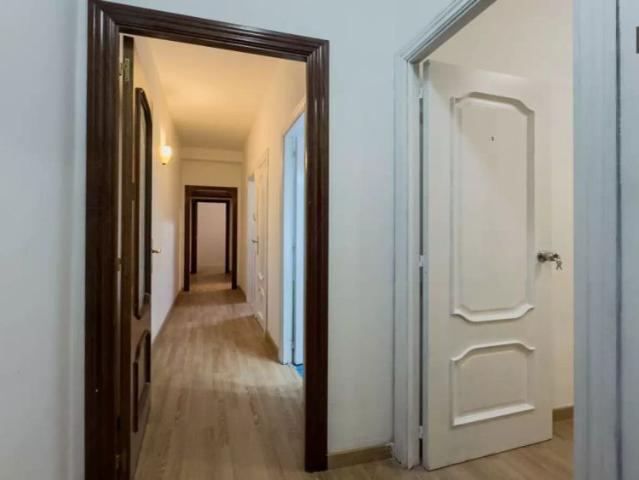 Room in a shared 5 bedroom apartment for rent in La Nova Esquerra de l’Eixample, suitable for professionals and students