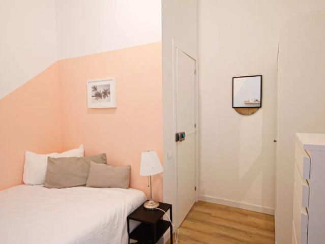 Room in a shared 5 bedroom apartment for rent in la Nova Esquerra de l'Eixample