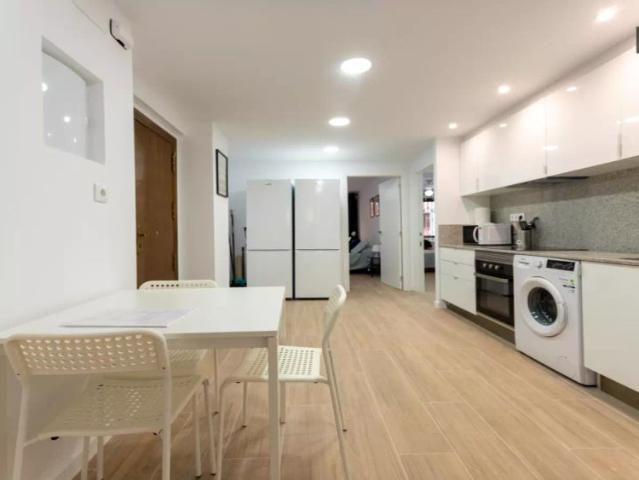 Room in a shared 5 bedroom apartment for rent in La Roqueta