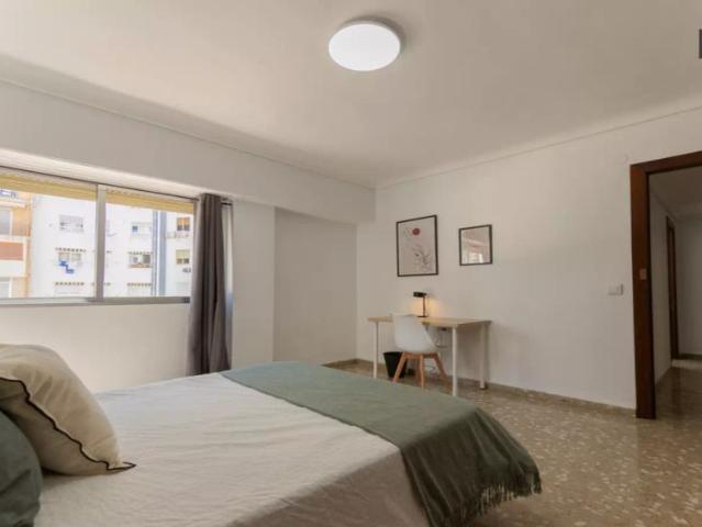 Room in a shared 5 bedroom apartment for rent in La Raiosa