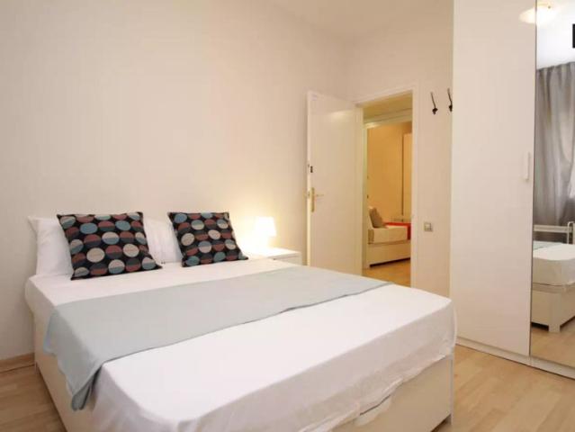Room in a shared 5 bedroom apartment for rent in Les Corts, professionals only