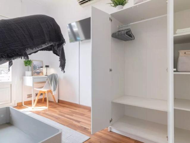 Room in a shared 5 bedroom apartment for rent in Les Tres Torres