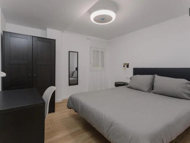 Room in a shared 5 bedroom apartment for rent in L'Hort de Senabre, no couples
