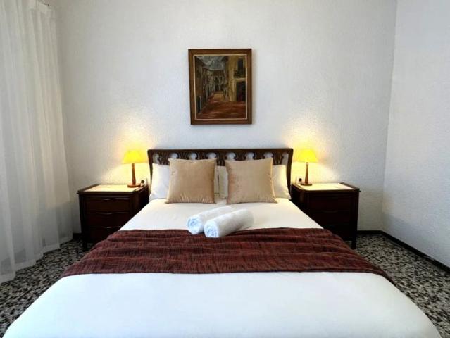 Room in a shared 5 bedroom apartment for rent in L'Illa Perduda, couples allowed