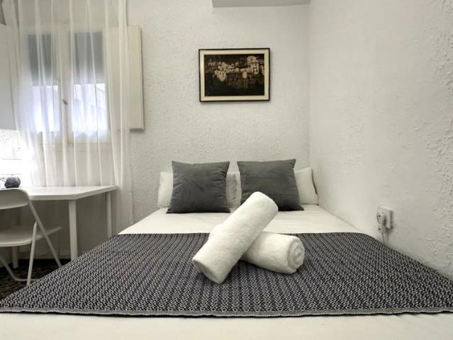 Room in a shared 5 bedroom apartment for rent in L'Illa Perduda, couples allowed