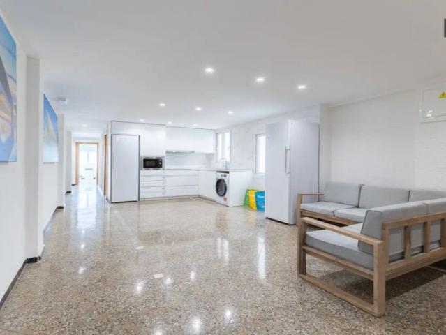 Room in a shared 5 bedroom apartment for rent in Mont Olivet, only females and professionals only