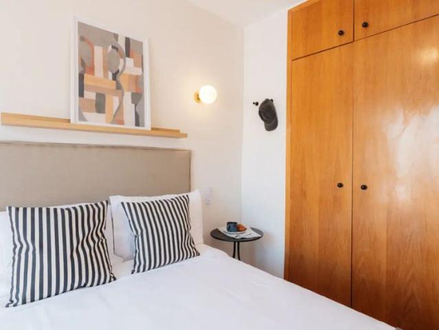 Room in a shared 5 bedroom apartment for rent in Nou Moles