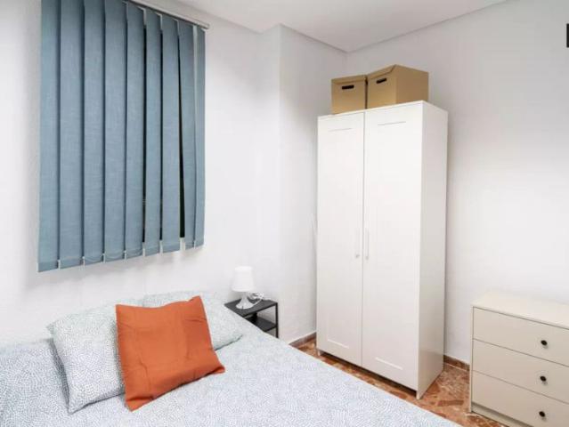 Room in a shared 5 bedroom apartment for rent in Nou Moles