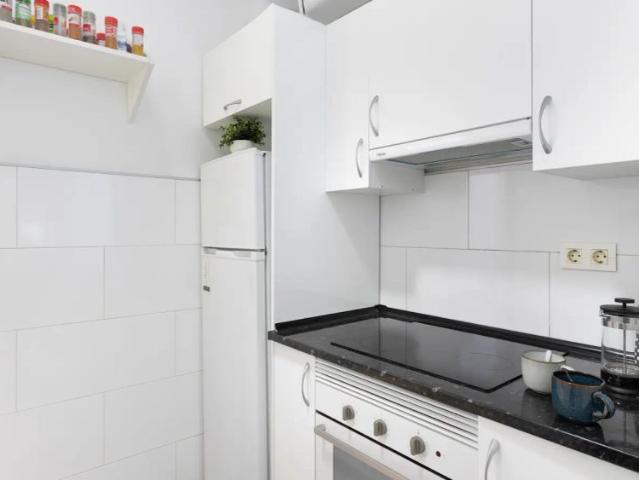 Room in a shared 5 bedroom apartment for rent in Niño Jesús, no smoking allowed
