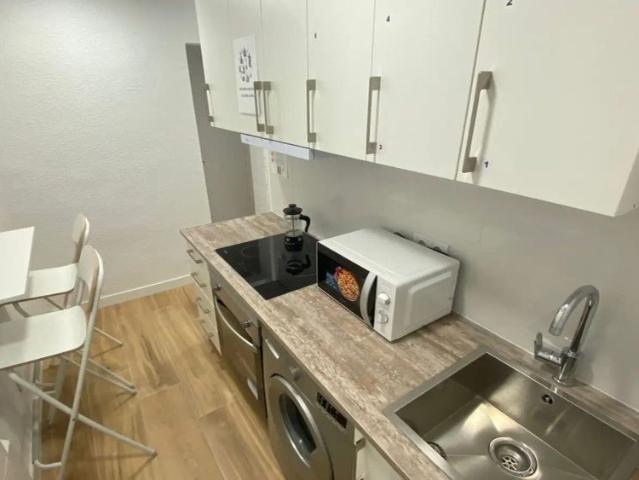 Room in a shared 5 bedroom apartment for rent in Numancia