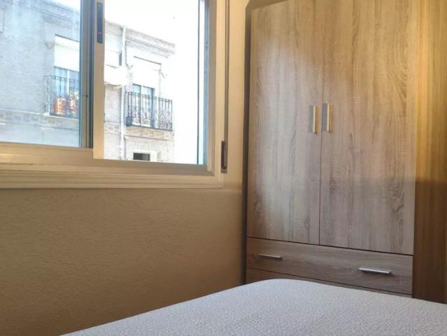 Room in a shared 5 bedroom apartment for rent in Numancia, Madrid