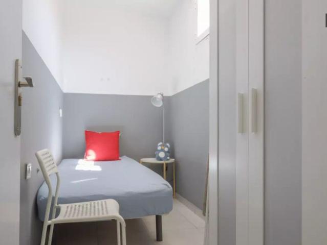 Room in a shared 5 bedroom apartment for rent in Sol, for students
