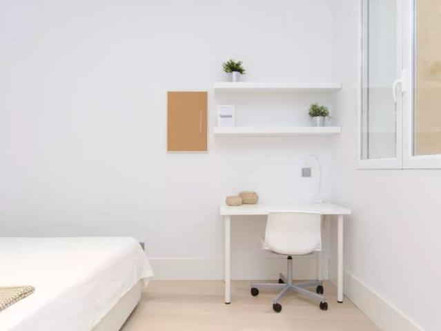 Room in a shared 5 bedroom apartment for rent in Sol