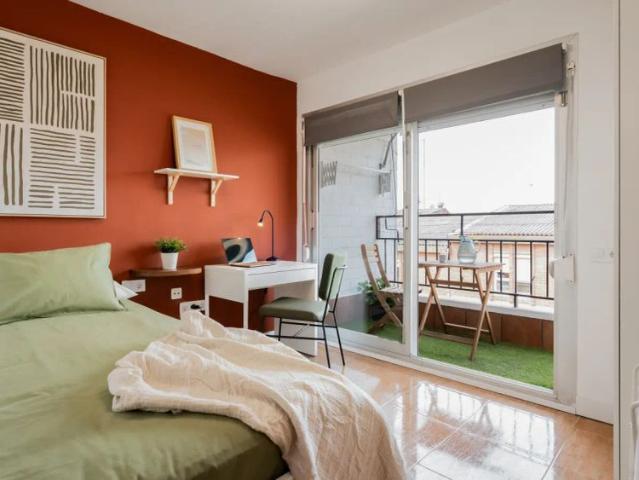 Room in a shared 5 bedroom apartment for rent in Sabadell