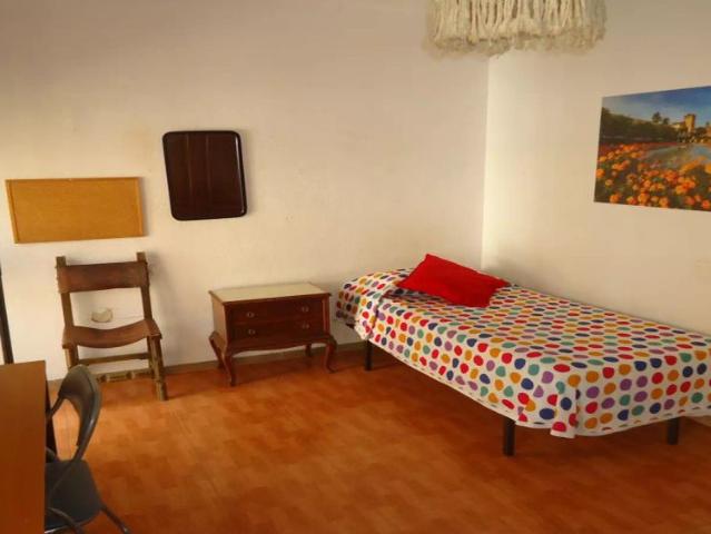 Room in a shared 5 bedroom apartment for rent in San Miguel Capuchinos