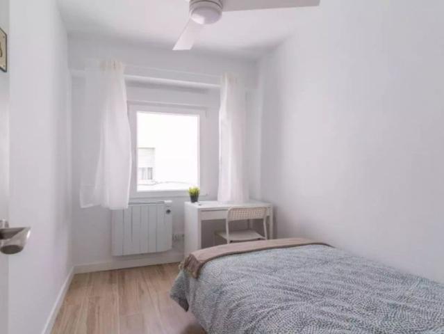 Room in a shared 5 bedroom apartment for rent in San Andrés, professionals only