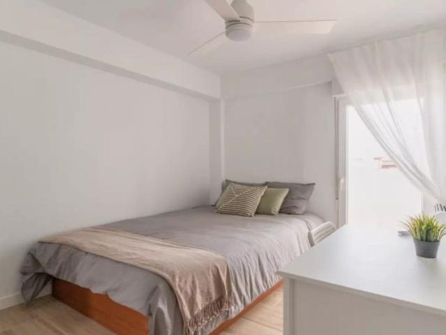 Room in a shared 5 bedroom apartment for rent in San Andrés, professionals only
