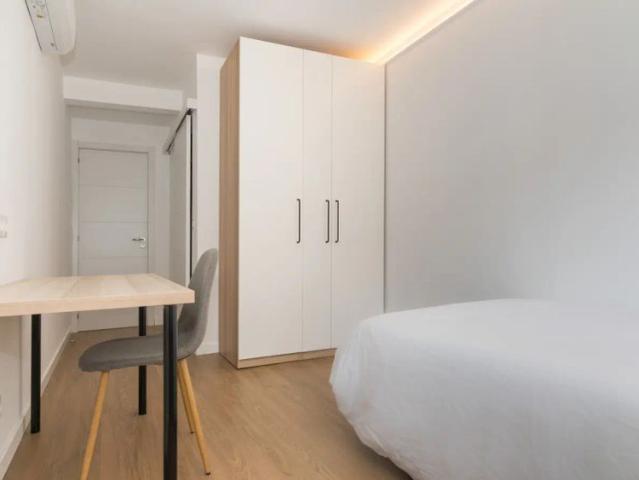 Room in a shared 5 bedroom apartment for rent in San Fermín
