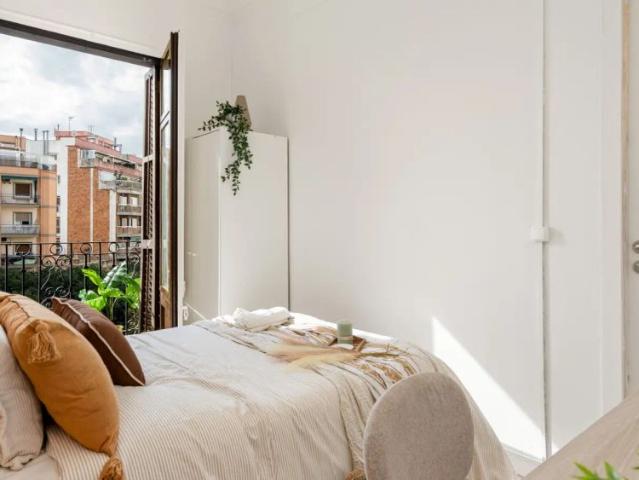Room in a shared 5 bedroom apartment for rent in Sant Antoni